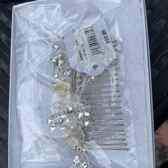 NWT. Silver hair comb with mini pearls and cubic zirconia from David’s Bridal - Picture 3 of 3
